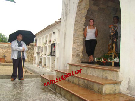 Davant l'altar del cementeri